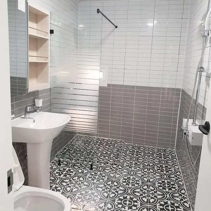 'Seongbuk Castle Suites' 5 Bedroom, Castle-Wall View, Seoul