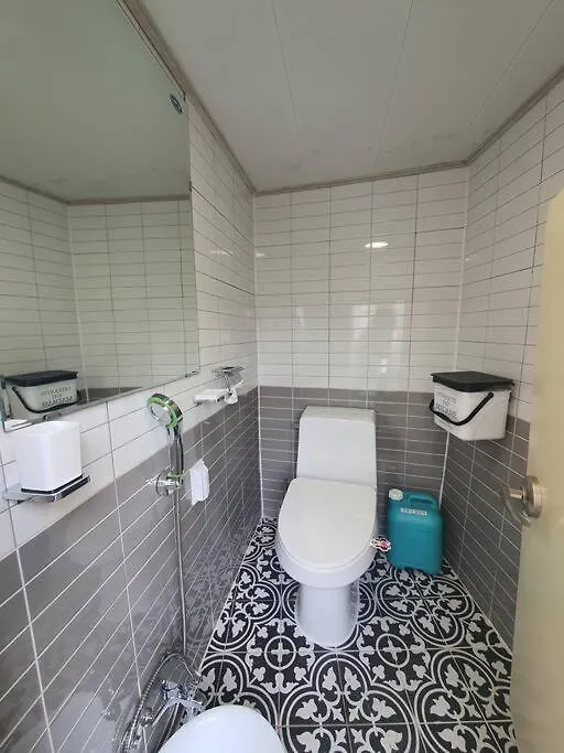 'Seongbuk Castle Suites' 5 Bedroom, Castle-Wall View, Seoul Apartment