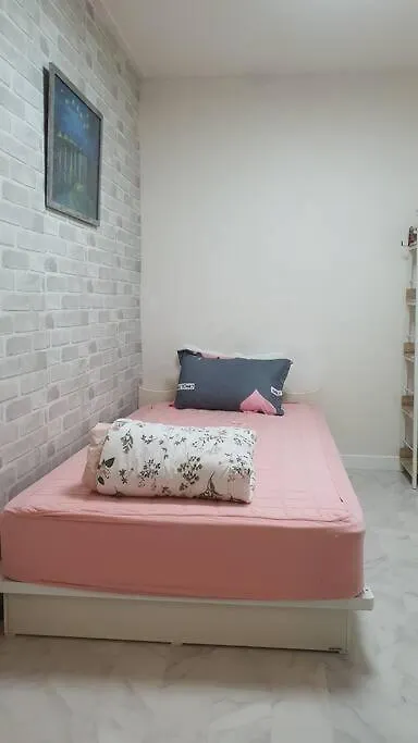 'Seongbuk Castle Suites' 5 Bedroom, Castle-Wall View, Seoul