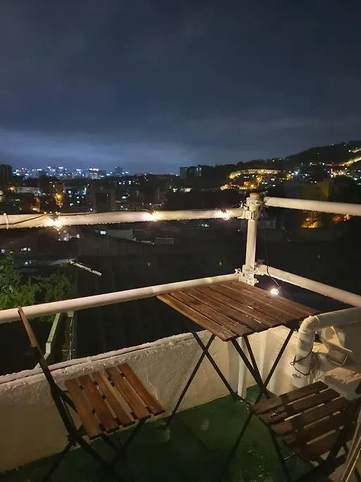 'Seongbuk Castle Suites' 5 Bedroom, Castle-Wall View, Seoul