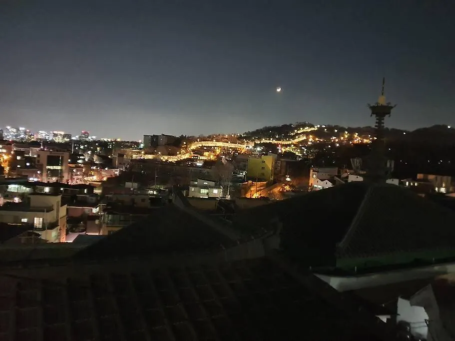 'Seongbuk Castle Suites' 5 Bedroom, Castle-Wall View, Seoul 0*,  Südkorea