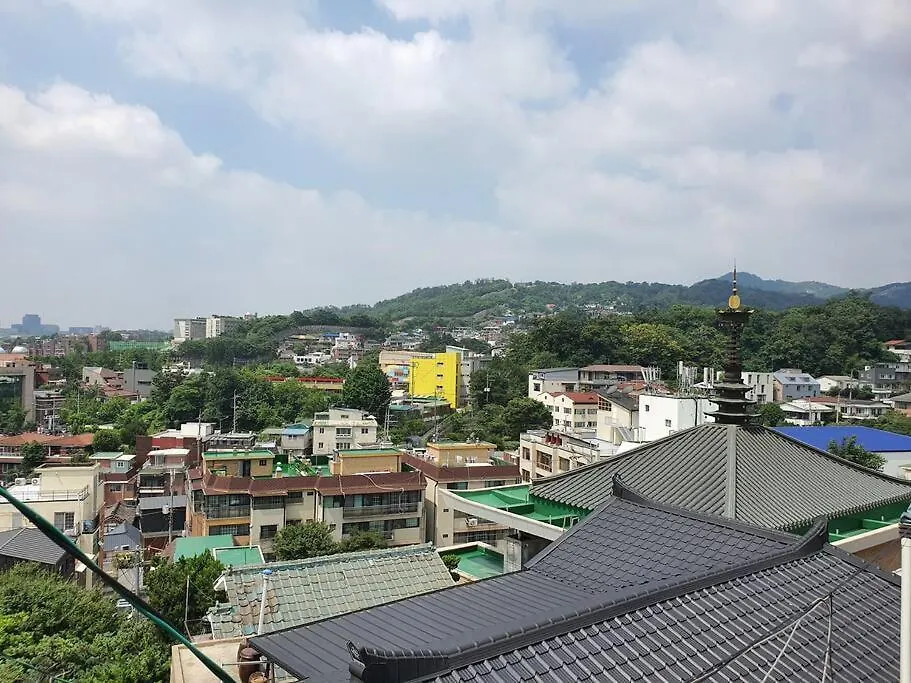 'Seongbuk Castle Suites' 5 Bedroom, Castle-Wall View, Seoul Apartment